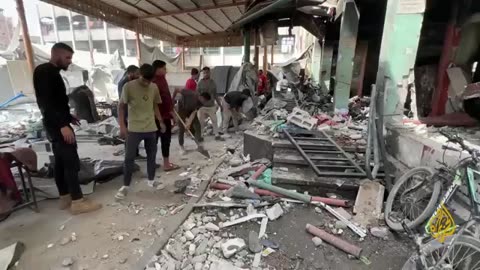 مراسل الجزيرة يرصد آثار القصف الإسرائيلي على مدرية تؤوي نازحين بحي الدرج وسط مدينة غزة