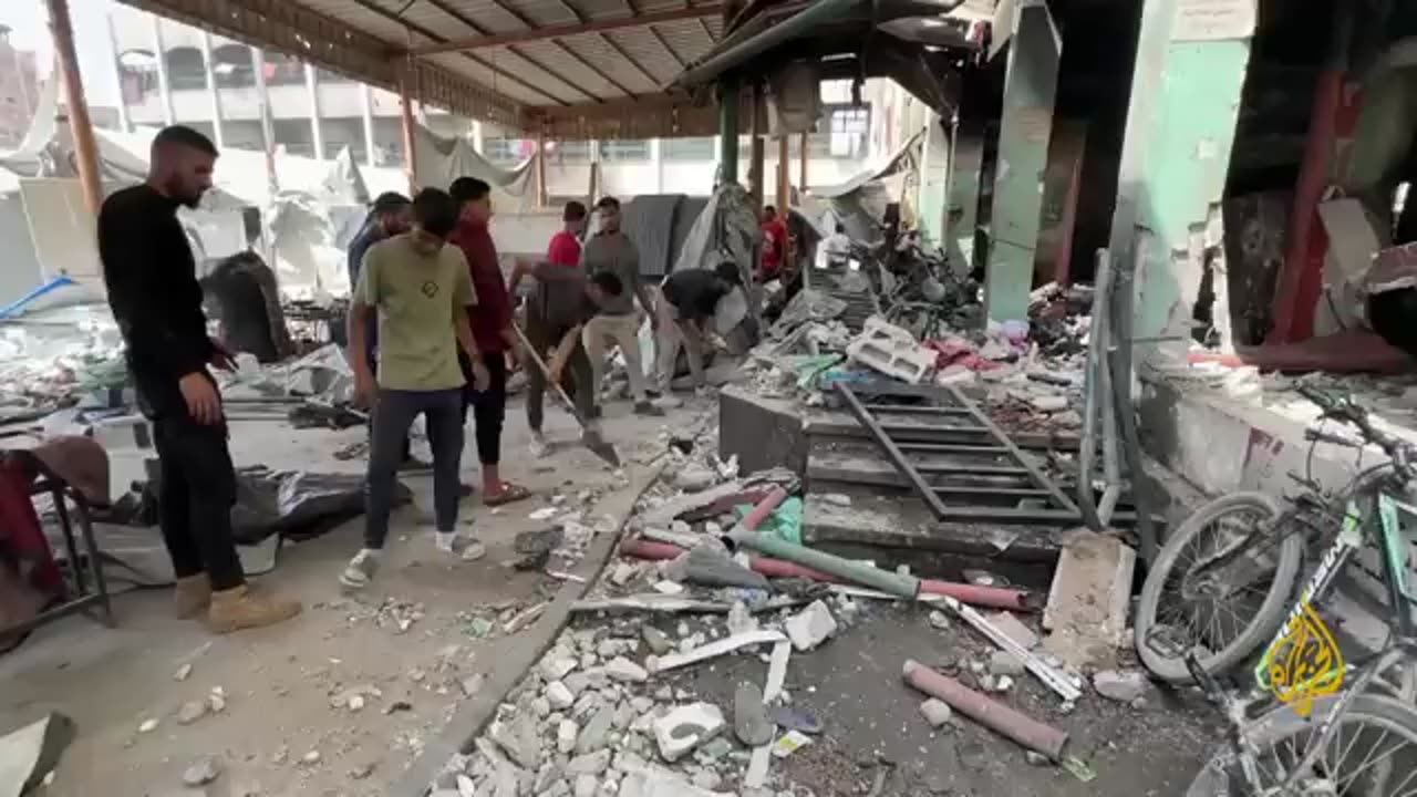 مراسل الجزيرة يرصد آثار القصف الإسرائيلي على مدرية تؤوي نازحين بحي الدرج وسط مدينة غزة