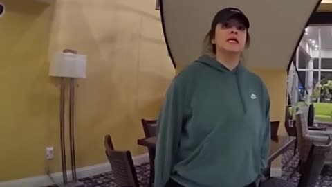 Mujer provoca disputa al intentar echarla de un hotel