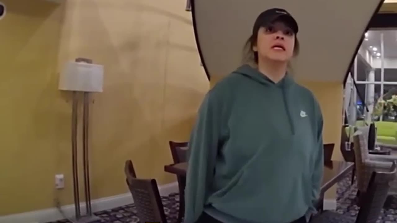 Mujer provoca disputa al intentar echarla de un hotel