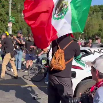 Dangerous: Protesters burn cars and federal building in Los Angeles
