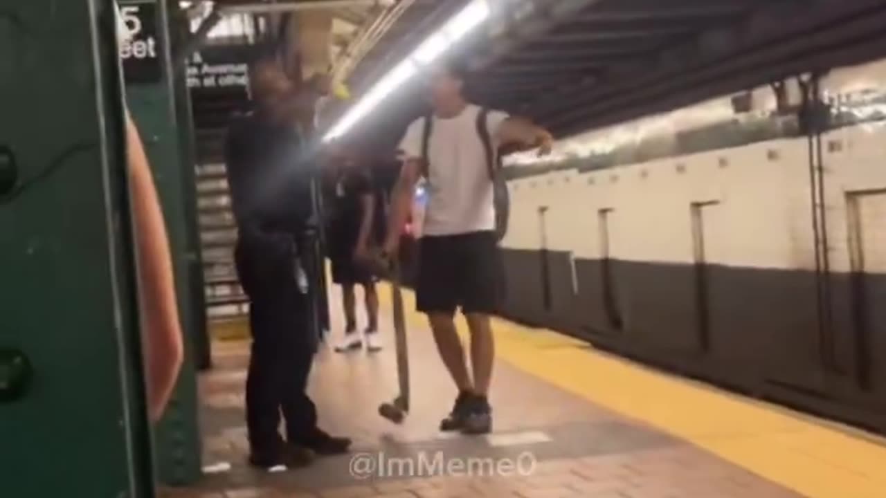 NY Man defends himself with a skateboard against a black person with a knife