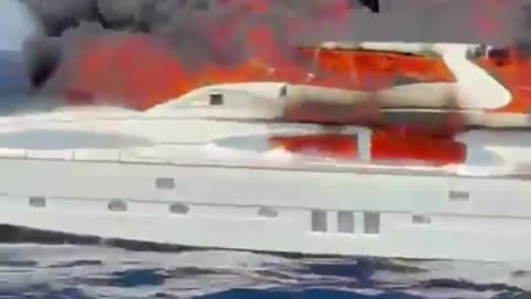 Yate de lujo se incendia y hunde frente a una isla de España