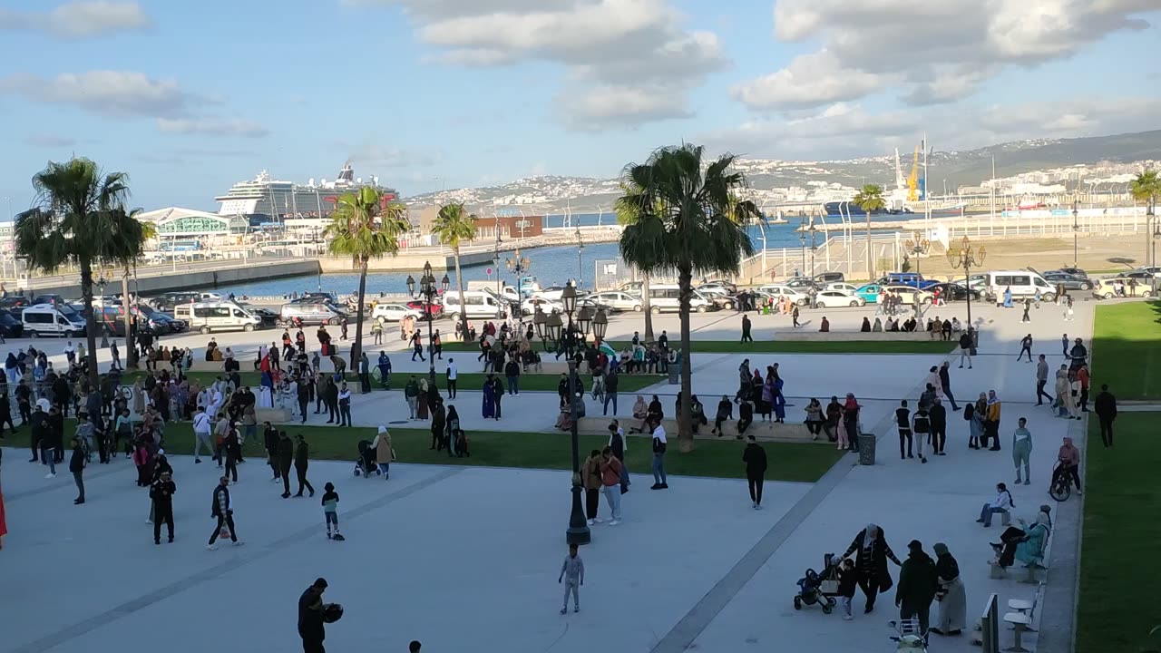 مسيرة حاشدة شعبية استنكارا لرسو سفن العدو بميناء طنجة 20 04 2025 السلطات تحاصر المسيرة