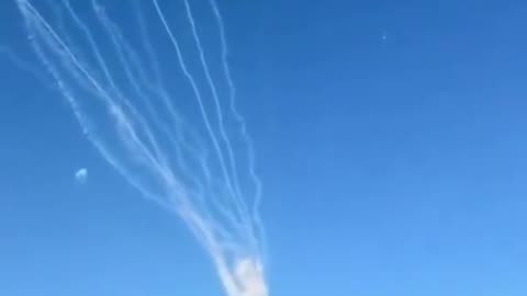 Iron Dome overwhelmed by Iranian missiles/Cúpula de Hierro, invadida por misiles iraníes