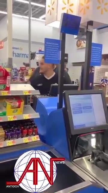 Walmart employee tries choking and accuses customer of not paying at self checkout