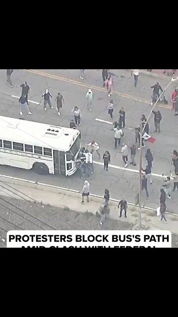 Paramount protest:Chaos erupts as crowd blocks US Marshals bus during ICE clash.#japdmedia #protest