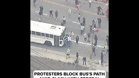 Paramount protest:Chaos erupts as crowd blocks US Marshals bus during ICE clash.#japdmedia #protest