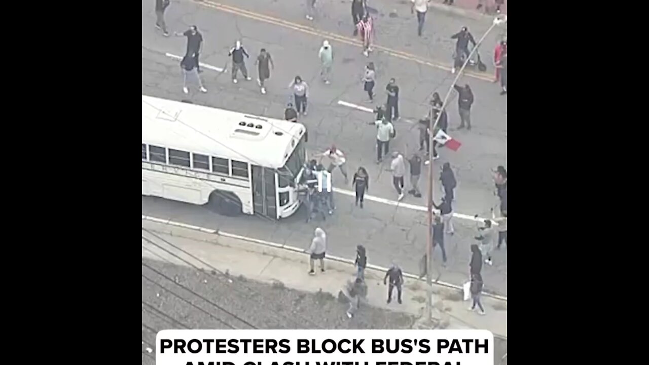Paramount protest:Chaos erupts as crowd blocks US Marshals bus during ICE clash.#japdmedia #protest