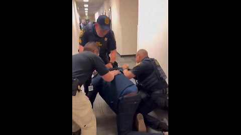 🇺🇸BREAKING: SEN. PADILLA DETAINED AFTER CRASHING SEC. NOEM'S PRESS CONFERENCE