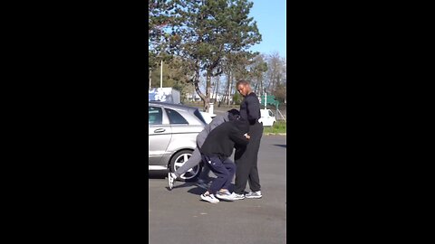 This workout trick might save you! Gym bro uses a funny workout move to stop thieves! #FunnyWorkout