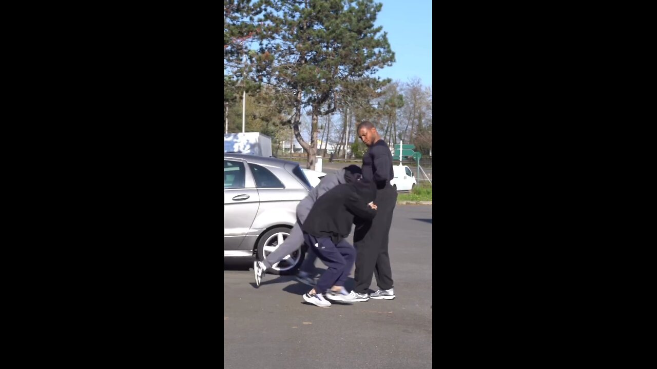 This workout trick might save you! Gym bro uses a funny workout move to stop thieves! #FunnyWorkout