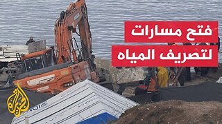 مراسل الجزيرة يرصد فتح مسارات جديدة لتصريف مياه الأمطار في البحر بمدينة غزة