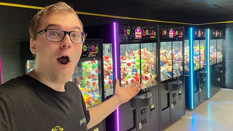 SO MANY CLAW MACHINES AT THE ARCADE!