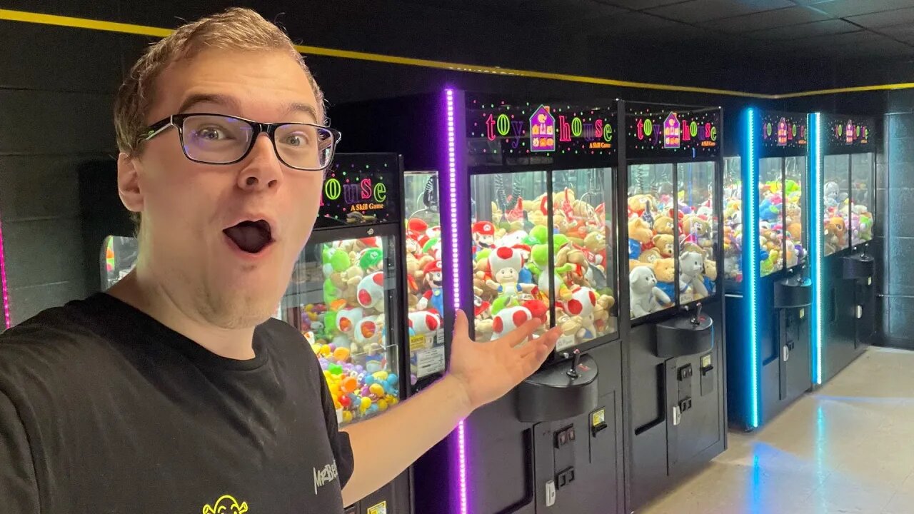 SO MANY CLAW MACHINES AT THE ARCADE!