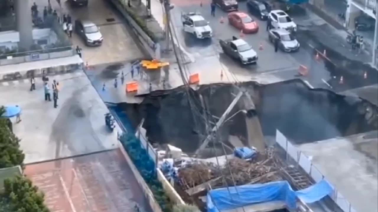 🇹🇭 Massive sinkhole in Bangkok after heavy rainfall