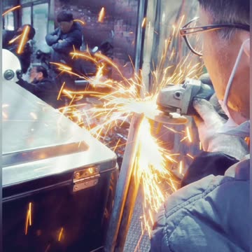 Vlog) When I was driving, my headset hit the metal bar and cut the metal bar!