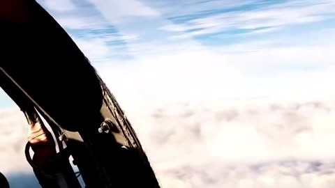 SR-71 “Vader” outpaces an F-4 Phantom at Mach 3+