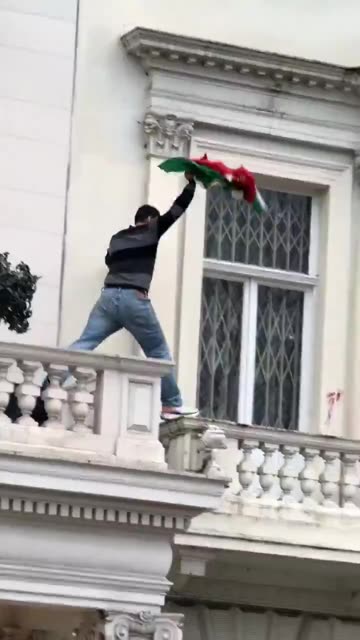 BRAVE Man Tears Down Iranian Flag + Replaces it with the OLD FLAG in London Embassy of Iran