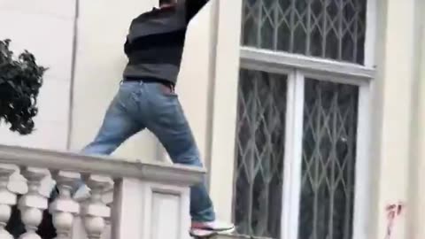BRAVE Man Tears Down Iranian Flag + Replaces it with the OLD FLAG in London Embassy of Iran