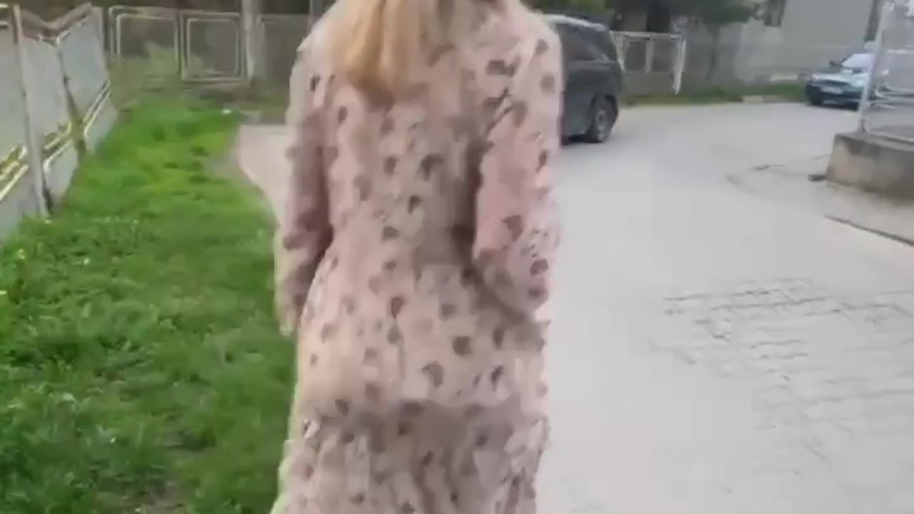 Two Ukrainian women save a man from being abducted by the Zelensky regime