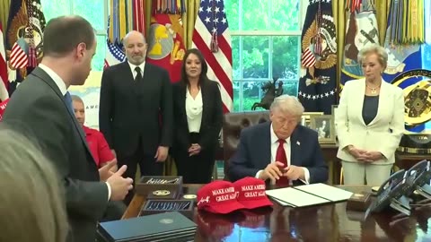Pres. Trump signs executive order requiring universities to disclose 'large foreign gifts'
