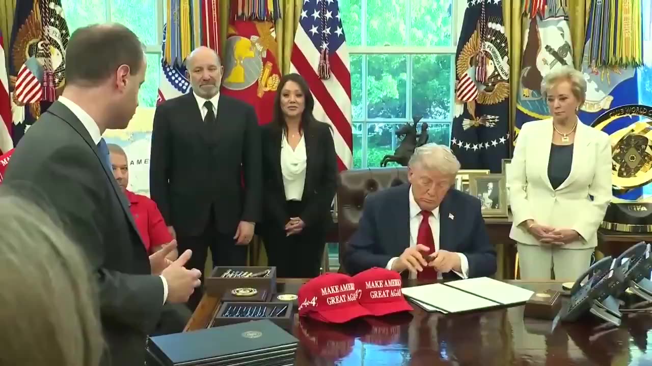 Pres. Trump signs executive order requiring universities to disclose 'large foreign gifts'