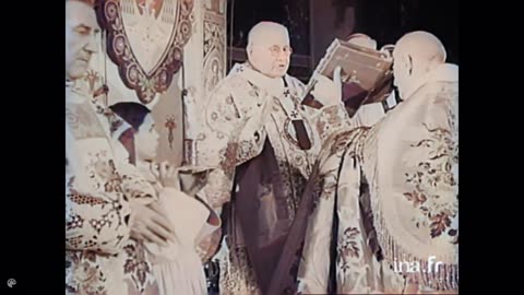 Christi Missa Solemnis in Ecclesia Nostræ Dominæ Parisiensis celebratur a Cardinale Suhard (1948)