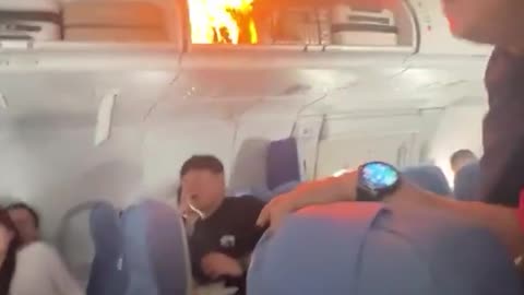 🇨🇳🔥 Un 'powerbank' se incendia a bordo de un vuelo chino provocando un aterrizaje de emergencia
