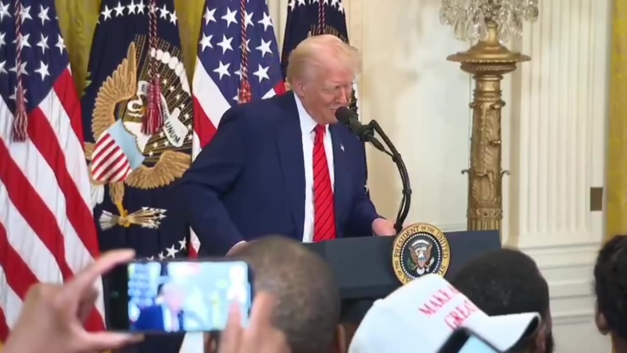 Trump introduces head of Pfizer as a “great” businessman