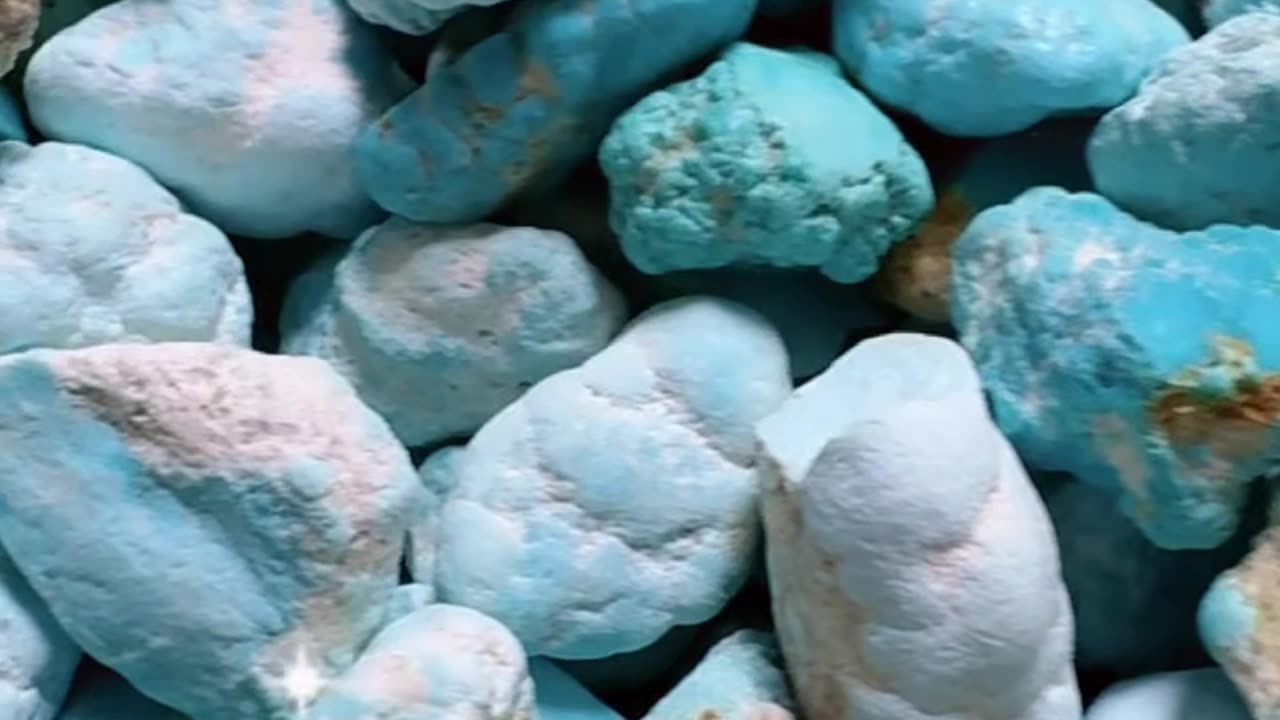 250513-4 Natural raw ore turquoise wool material holds the Milky Way in hand