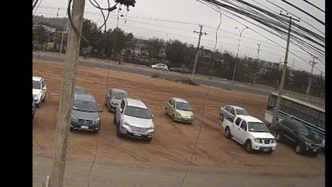 Roban vehículo en el Barrio Industrial a plena luz del día