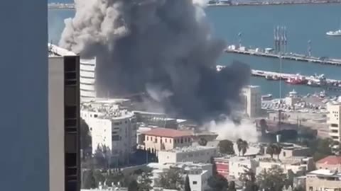 🇮🇱/🇮🇷 WATCH: The moment an Iranian ballistic impacts in Haifa