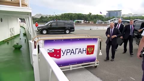 Владимир Путин на катере