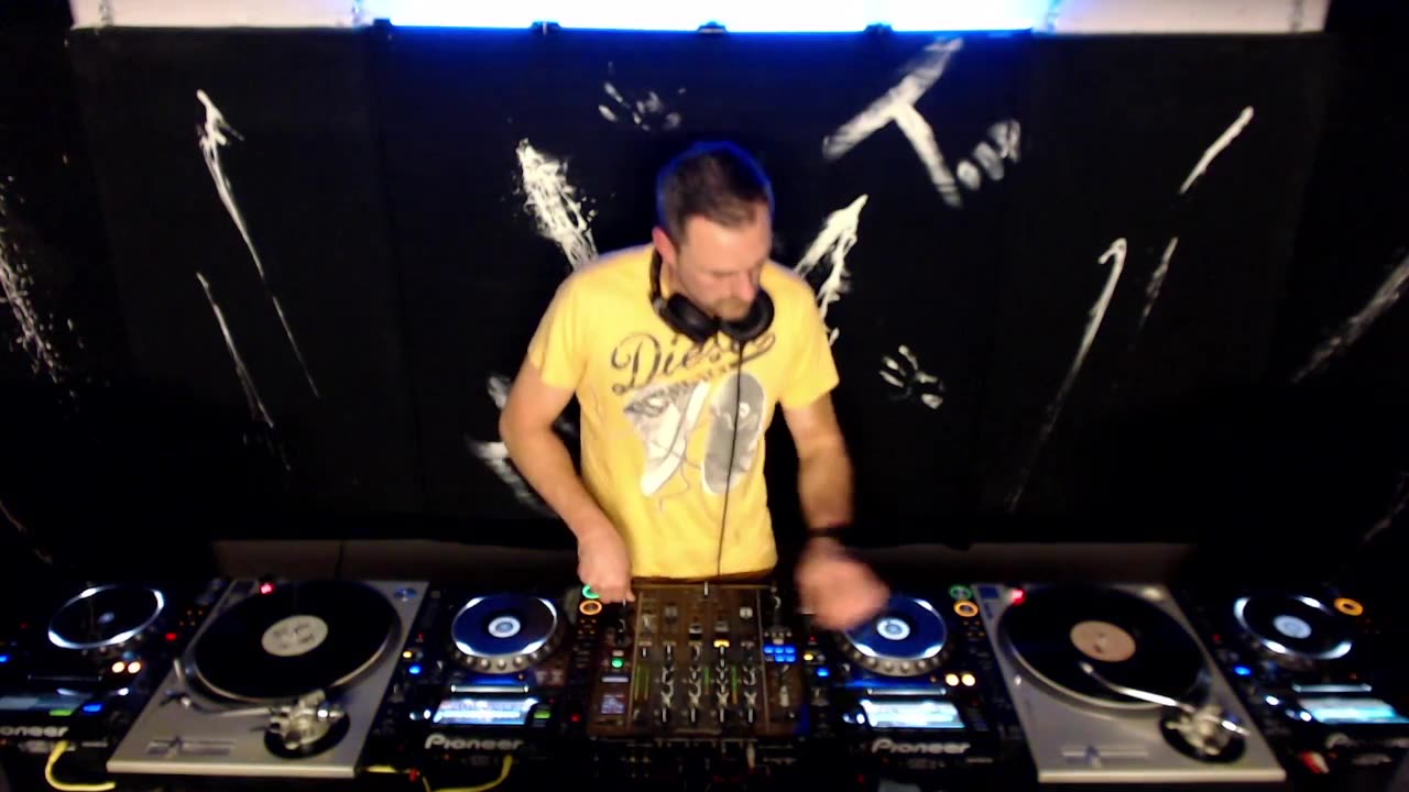 DJ MIKE TODD, mixing Techno. Playing with vinyl & digital.