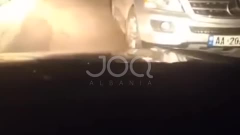 VIDEO/ Qytetari kap mat kandidatin e PS duke shpërndarë lekë për vota