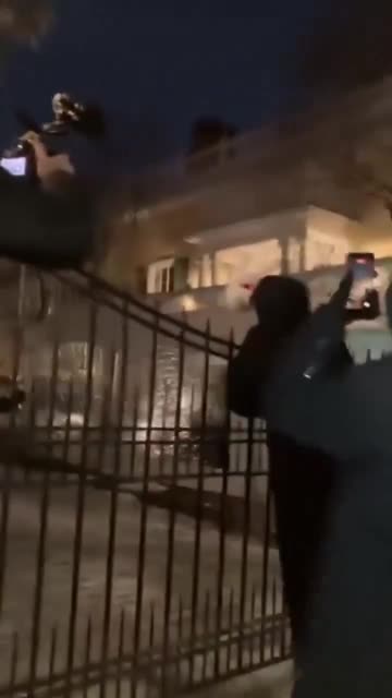 NYC Mayor Mamdani gets heckled at his home