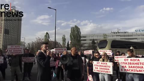 В защита на закона жители на „Захарна фабрика“, против настаняването на ромите в общински жилища..
