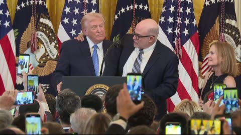 Mark Levin khoác tay lên vai Tổng thống Trump trong buổi tiếp đón nhân dịp lễ Hanukkah