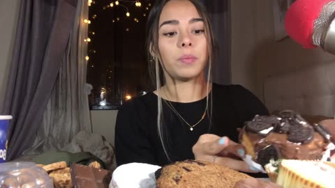 ASMR EATING CHOCOLATE (CRUNCHY) 🍫🍩🍪