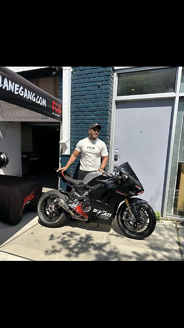 240323 FLD admiring Nightmare when she was still white