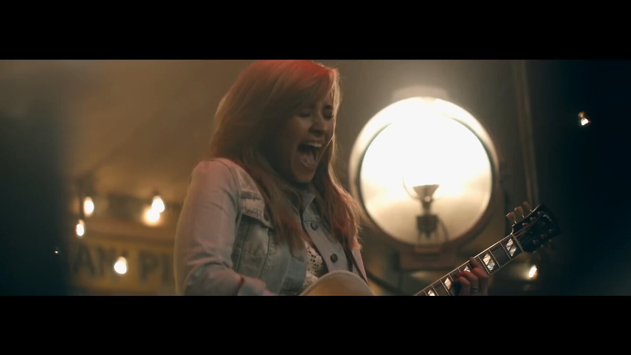 Miley Cyrus - Party In The U.S.A. (Official Video)