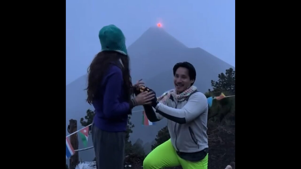 🌋💍Afortunada coincidencia durante una propuesta de matrimonio