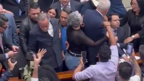 Senado colombiano bloquea consulta de Petro entre acusaciones de fraude