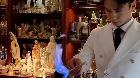 世界が注目している方のバーテンダー 麻布十番にあるセンティフォリアは圧巻のパフォーマンスが楽しめるバー 1杯4,000円と値ははりますがそ…