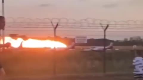 Poland: Video of the moment an F-16 fighter jet crashed during an air exercise in the city of Radom