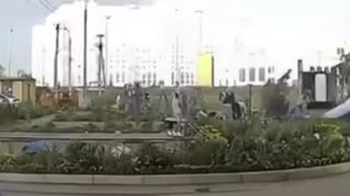 Castillo inflable es arrancado por el viento con niños dentro