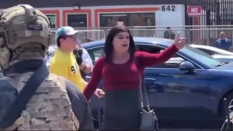 Liberal man wearing a wig tells federal officers that he wants to flght them on the street
