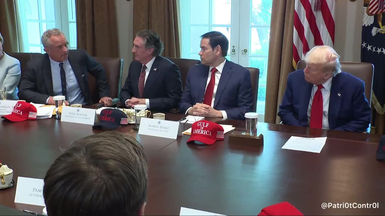 “歷史時刻2_官方揭露前政府在兒童性販賣的邪惡罪行”白宮內閣會議，HHS部長RFK Jr.：拜登政府期間，HHS成了販賣兒童、性奴隸制度的合作者，美國失去30萬孩童！我們正積極尋找這些孩子們