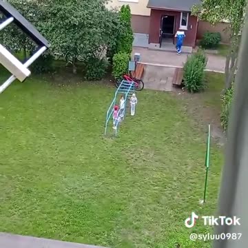 Wczorajsza godzina „W” na placu zabaw… to już była końcówka, ale i tak chwyta za serce.